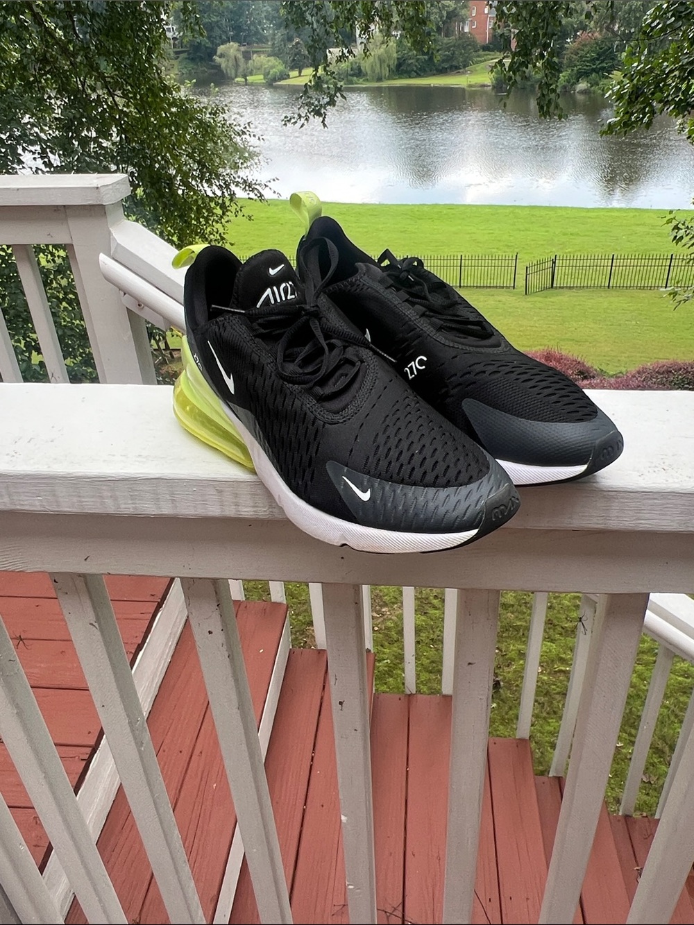 Nike Men’s Air Max 270 Black with Neon Yellow Heel size 10.5